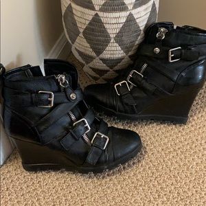 Guess black leather strap sneaker healed booty